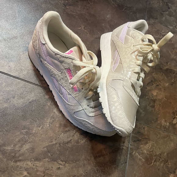 Almost brand new Reebok tennis shoes. - Picture 2 of 2